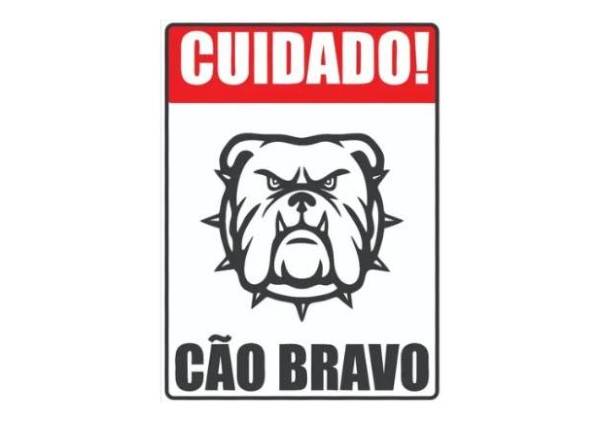 placa branca com as seguintes escritas em vermelho e preto "cuidado! cachorro-bravo"